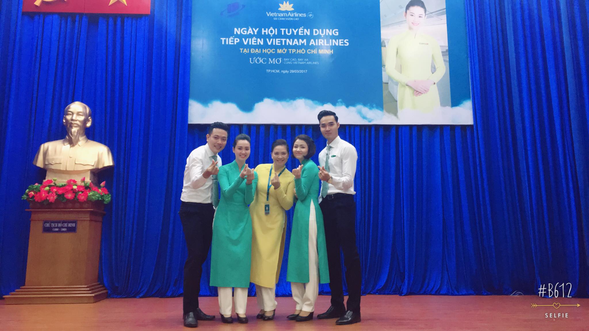 Sinh viên năm cuối hào hứng với ngày hội tuyển dụng VietNam Airlines tại Trường Đại học Mở Tp.HCM