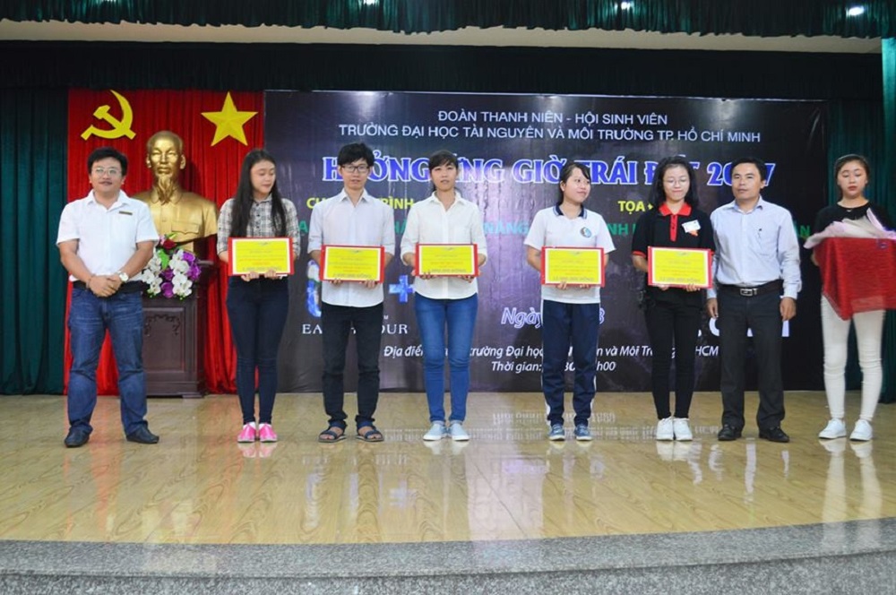 Anh Phạm Quang Duy - Đại diện Công ty Dương Nhật và Phụ trách Trung tâm Hướng nghiệp SV trao học bổng cho Sinh viên khoa Môi trường