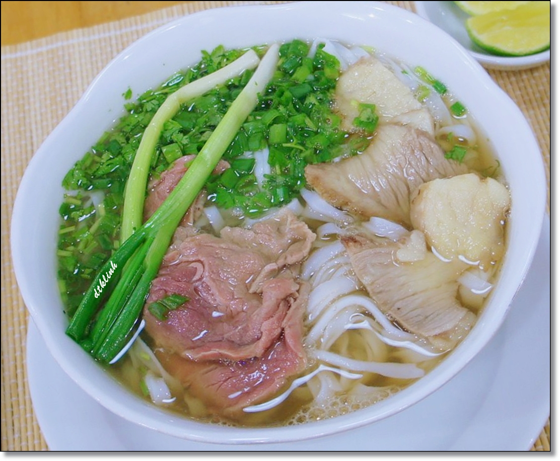 Pho chi minh. Бун бо суп. Вьетнамская кухня Бун бо. Bún bò Huế. ФО бо Бун бо.