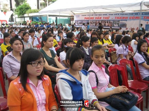 Sinh viên tốt nghiệp tìm việc và… "chê việc"