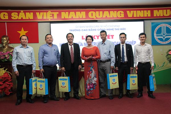 Doanh nghiệp ký kết hợp tác với nhà trường trong công tác đào tạo năm 2019