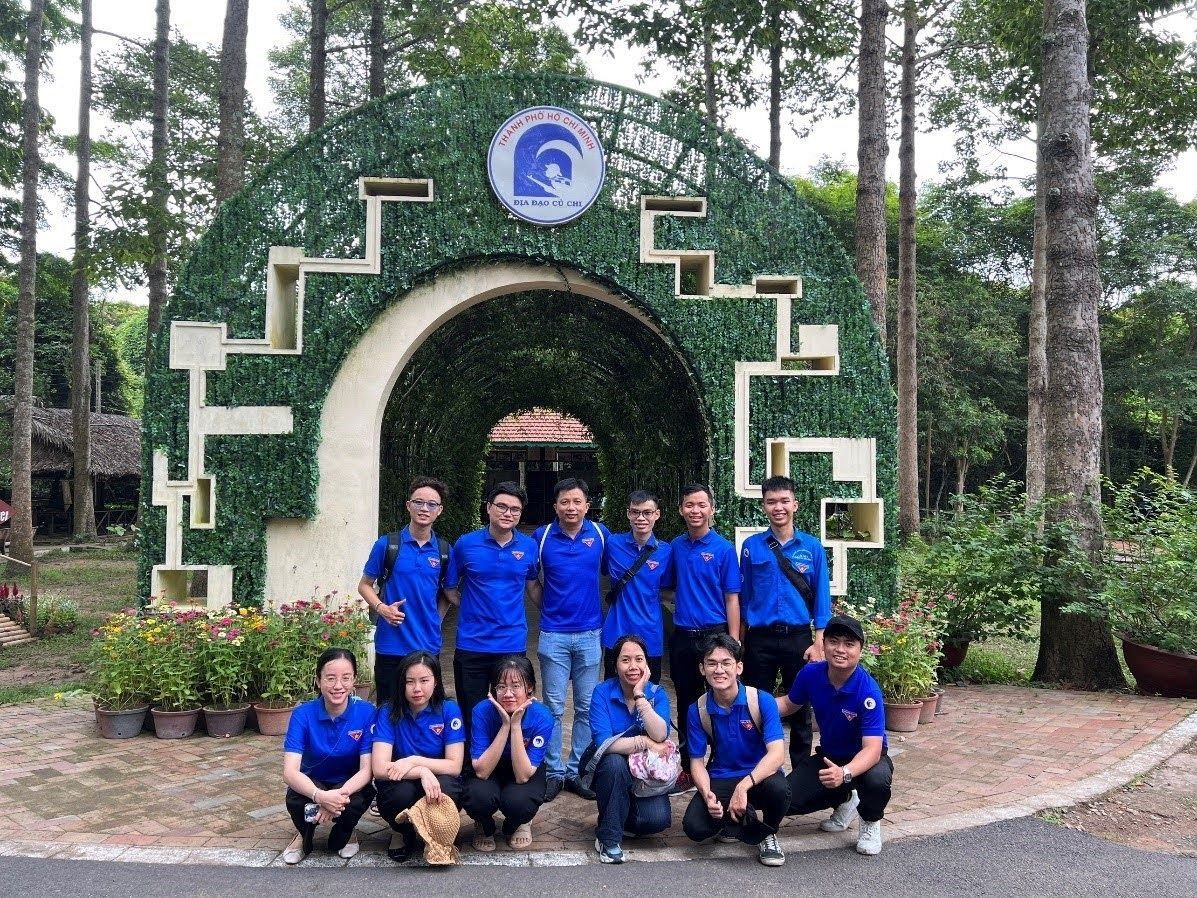 HÀNH TRÌNH VỀ NGUỒN CĂN CỨ ĐỊA CÁCH MẠNG ĐỊA ĐẠO CỦ CHI VÀ KHU DI TÍCH ĐỀN BẾN DƯỢC 