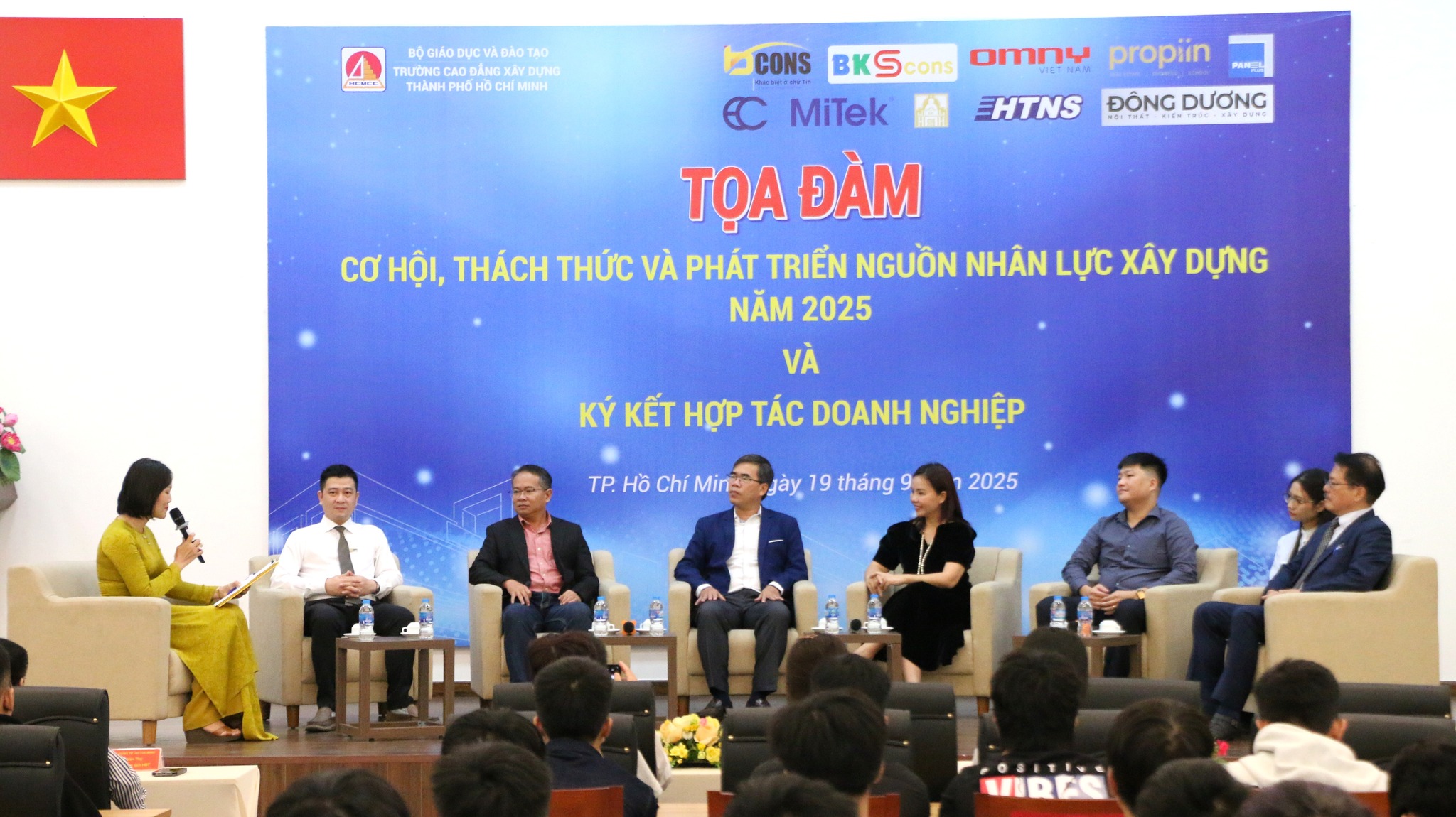 toa-dam-doanh-nghiep-1