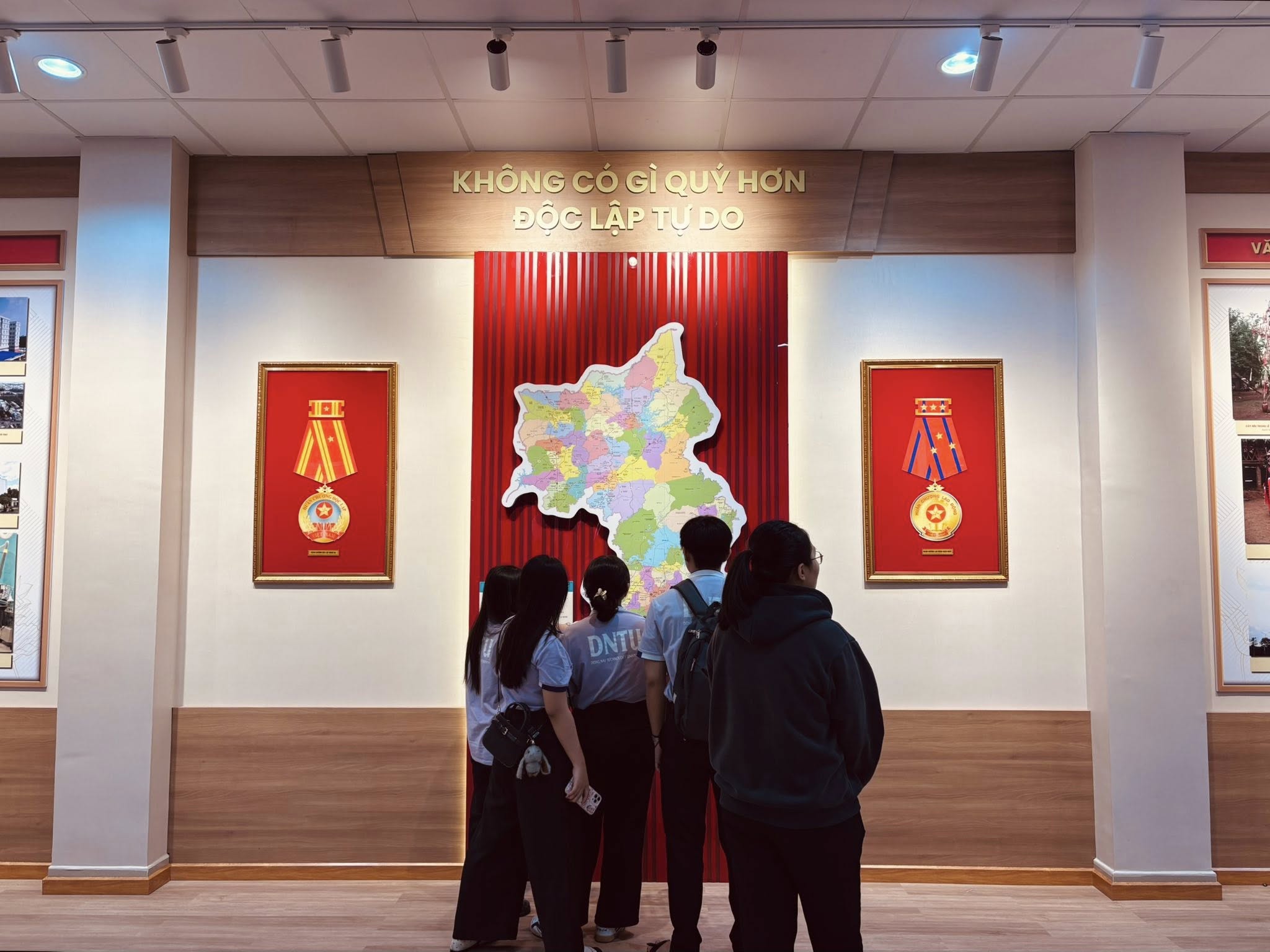 Sinh viên DNTU tìm hiểu không gian trưng bày về Đồng Nai, qua đó thêm hiểu về vùng đất đang vươn mình trong giai đoạn đổi mới và phát triển.