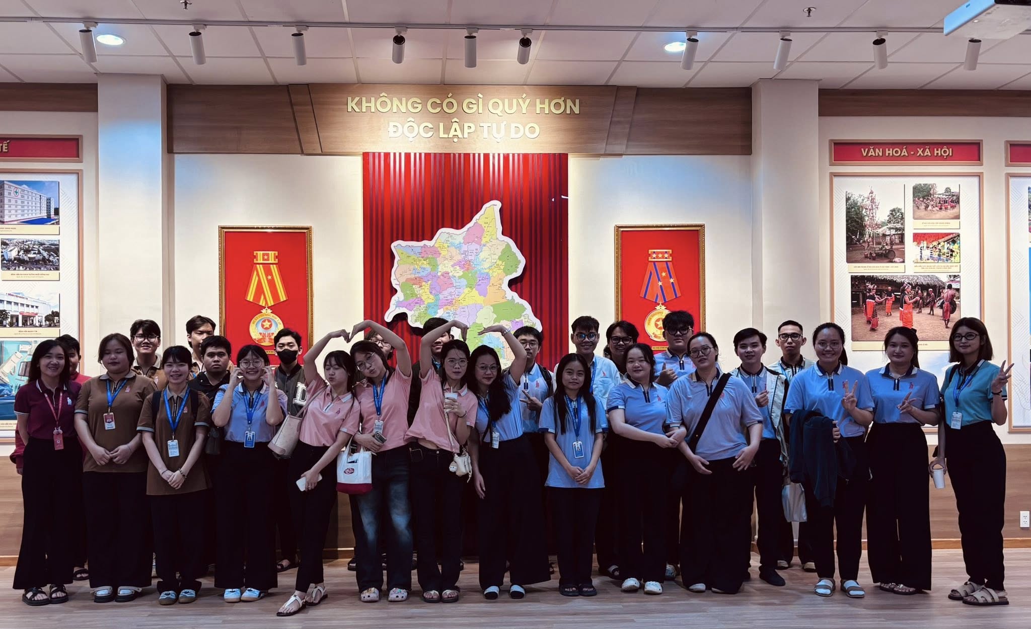Đoàn sinh viên Trường Đại học Công nghệ Đồng Nai tham quan thực tế tại Trung tâm Lưu trữ Lịch sử Thành phố Đồng Nai trong ngày 20/5/2026.