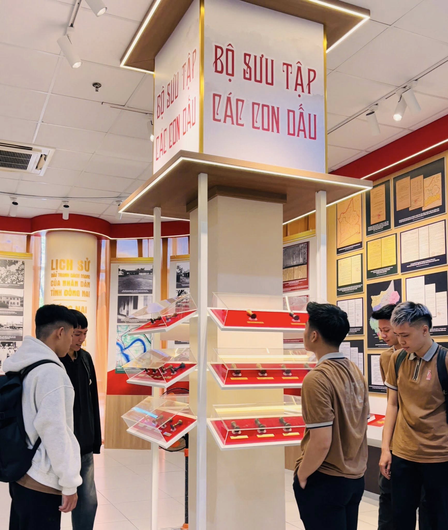 Sinh viên tìm hiểu bộ sưu tập các con dấu, qua đó tiếp cận gần hơn với những dấu ấn hành chính và tư liệu lịch sử của địa phương.