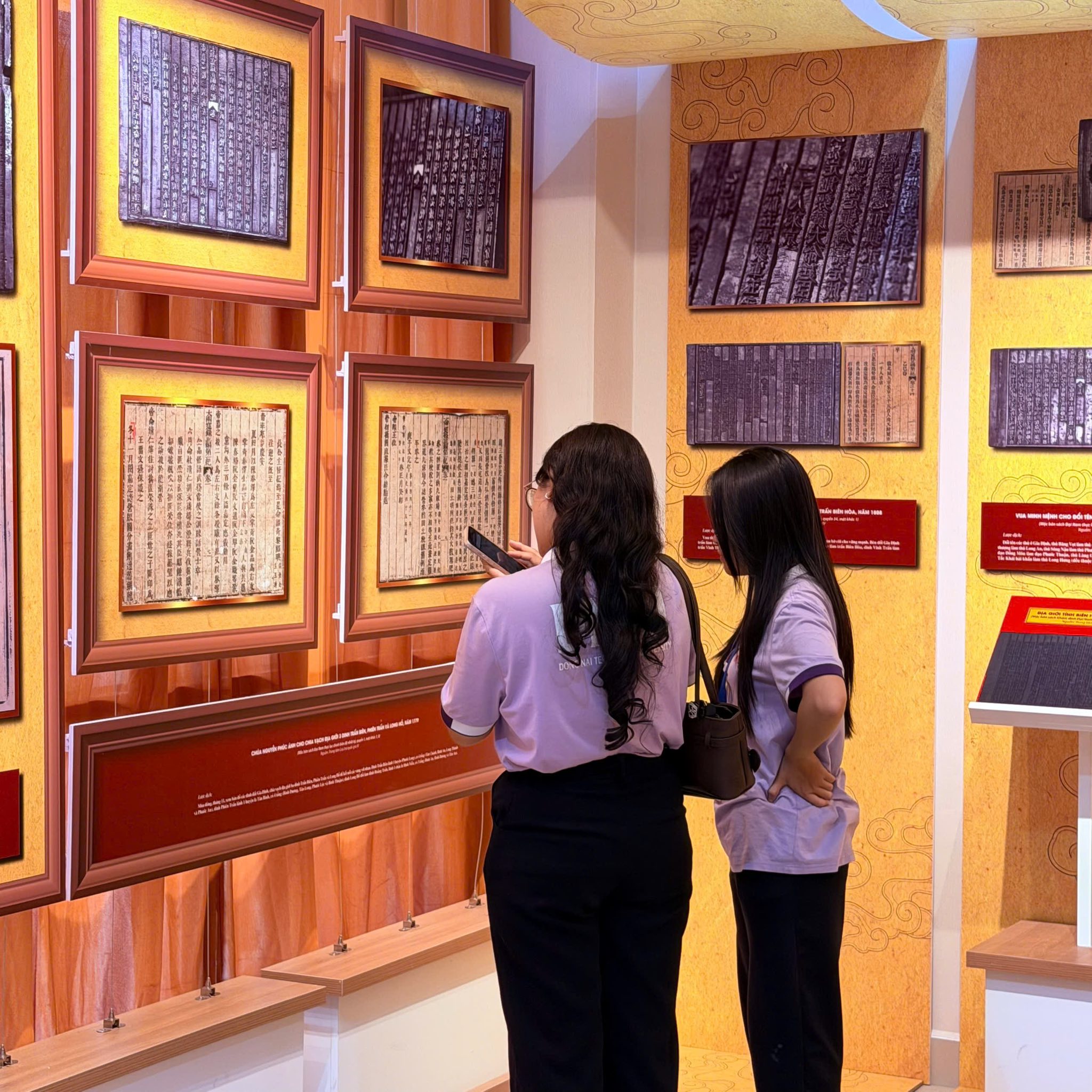 Sinh viên DNTU tham quan khu trưng bày tài liệu, hình ảnh và hiện vật tiêu biểu tại Trung tâm Lưu trữ Lịch sử Thành phố Đồng Nai.