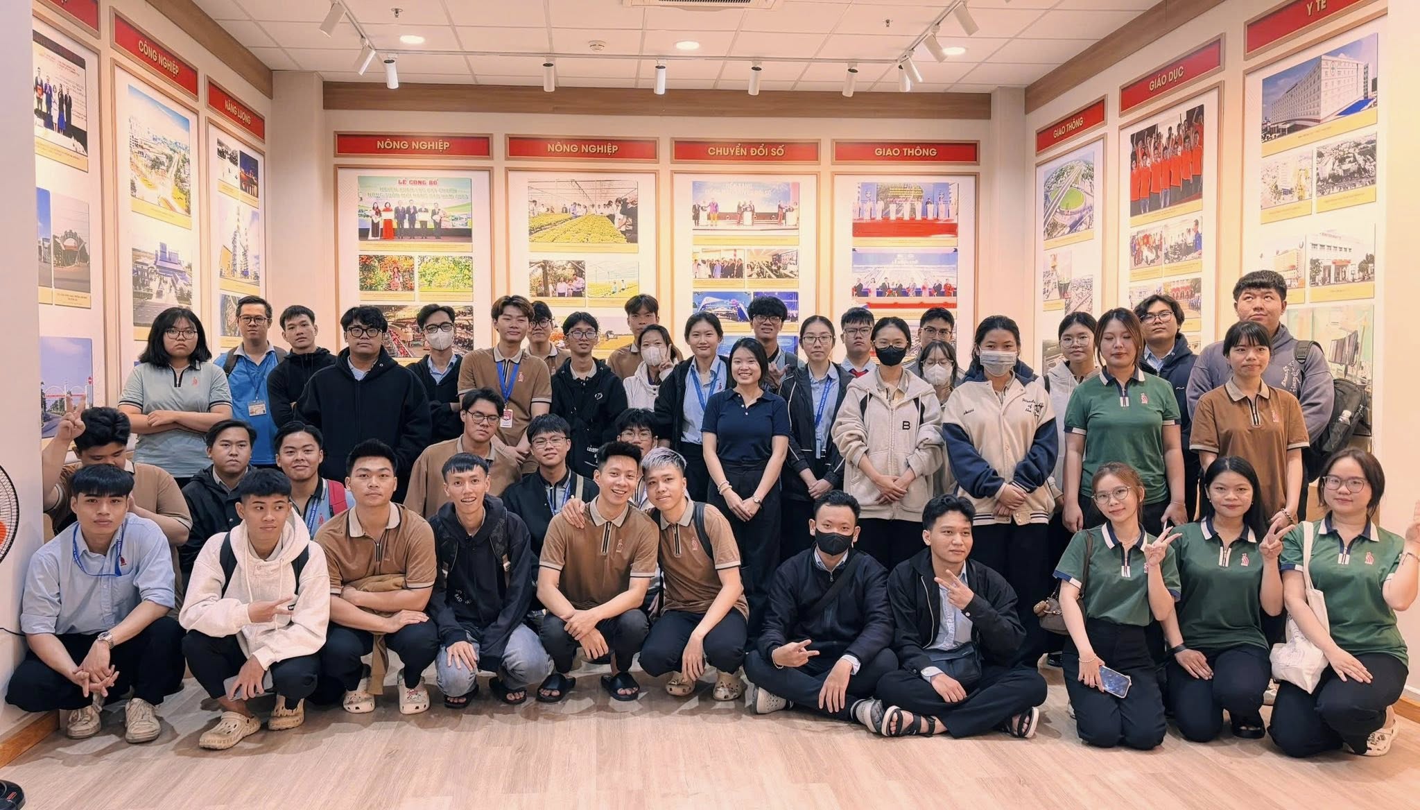 Đoàn sinh viên Trường Đại học Công nghệ Đồng Nai tham quan thực tế tại Trung tâm Lưu trữ Lịch sử Thành phố Đồng Nai trong ngày 22/5/2026.