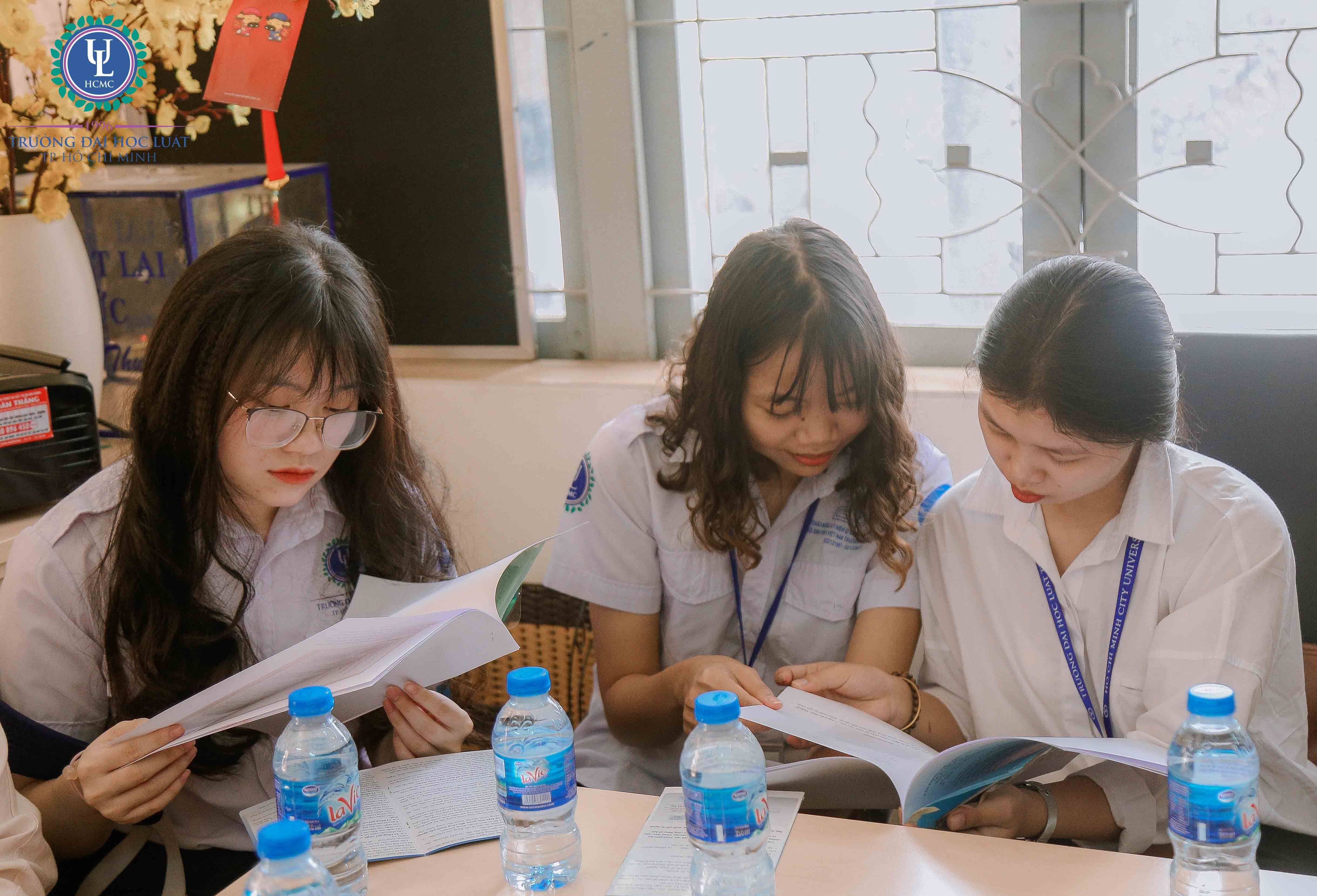 Sinh viên Luật tham quan thực tế Văn phòng Thừa phát lại Quận Thủ Đức