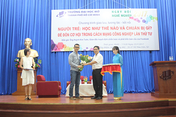 Ông Huỳnh Kim Tước, Giám đốc Facebook khu vực Châu Á - hoạch định chiến lược và phát triển của Facebook đến giao lưu với sinh viên của Trường Đại học Mở Tp.HCM