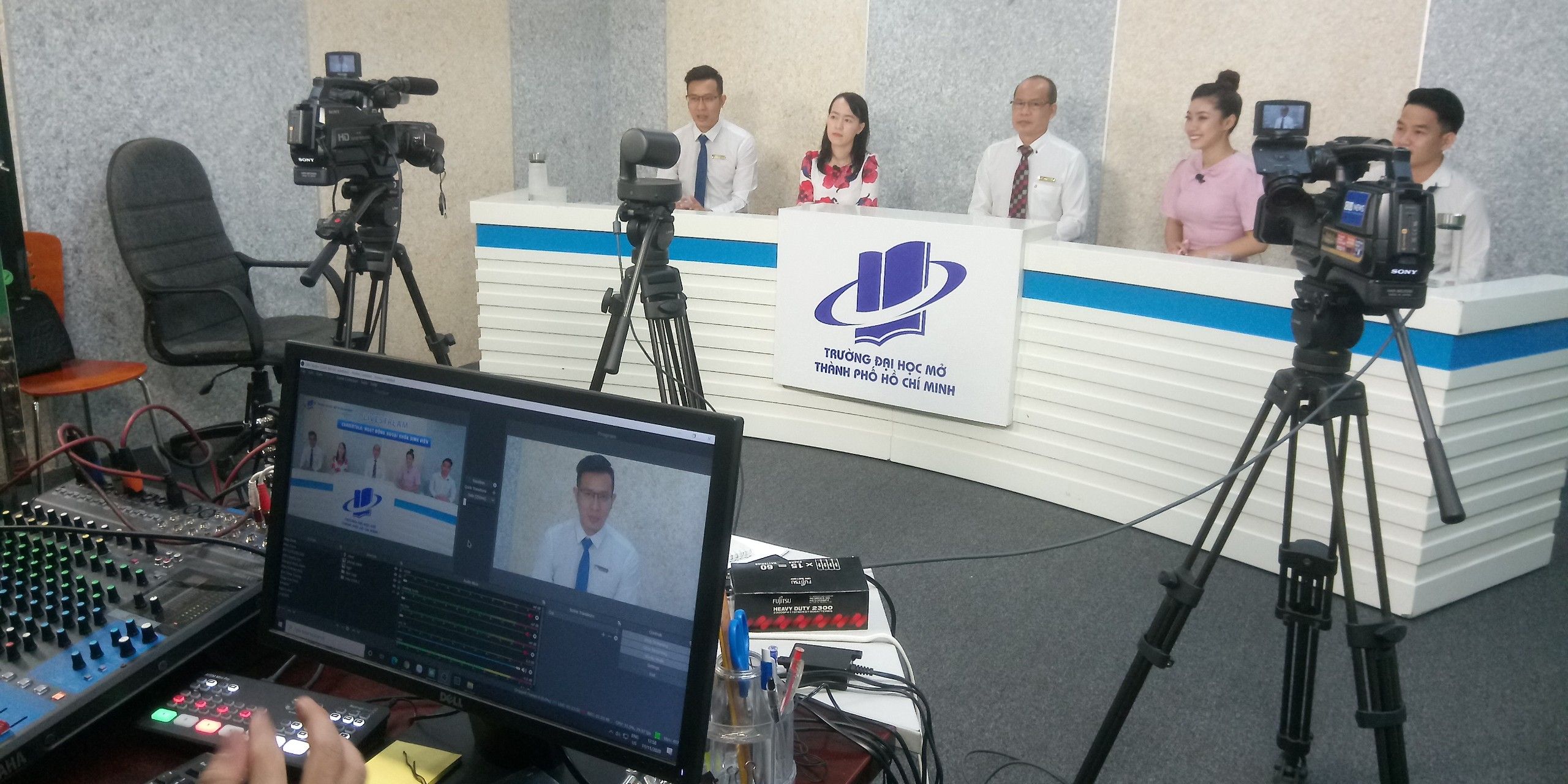 Chương trình hướng nghiệp - Careertalk: hoạt động ngoại khóa bổ trợ học tập và rèn luyện.