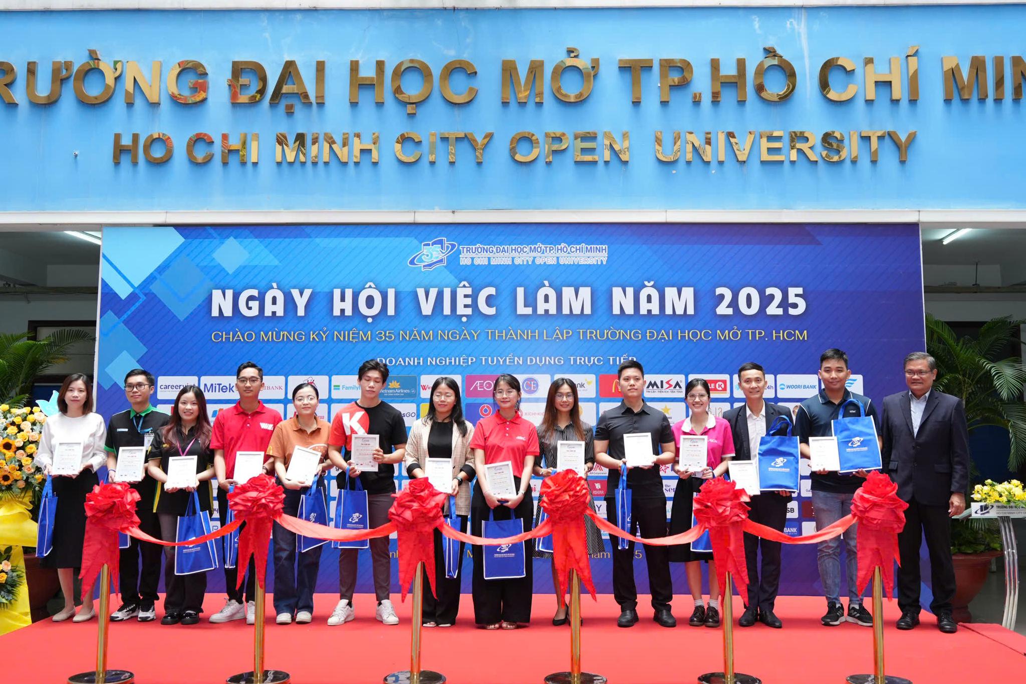 Trường Đại học Mở TP.HCM khai mạc Ngày Hội Việc Làm 2025 - Kết nối nhà tuyển dụng, nhà trường và người học