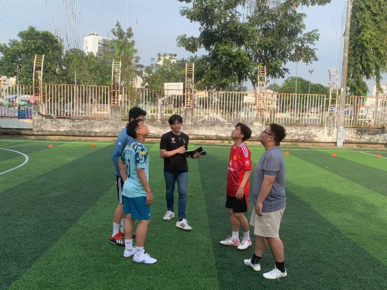 Trọng tài làm thủ tục thi đấu