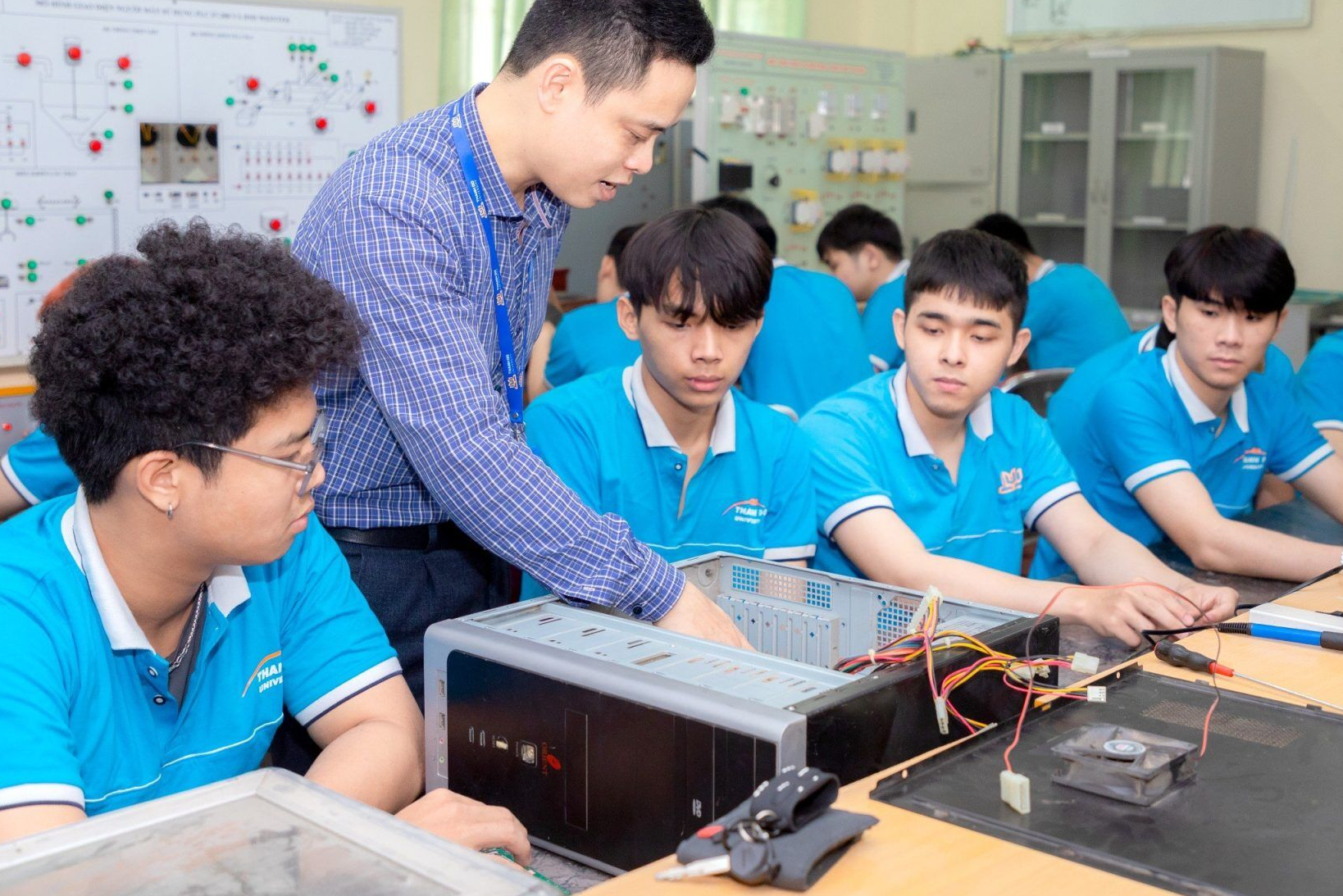 NGÀNH CNKT ĐIỆN, ĐIỆN TỬ TDD: BẮT NHỊP XU HƯỚNG CÔNG NGHỆ BÁN DẪN – LÀM CHỦ TƯƠNG LAI NGHỀ NGHIỆP