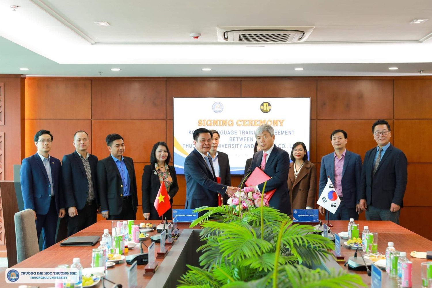 Lễ ký kết Thoả thuận hợp tác về giảng dạy tiếng Hàn tại Trường Đại học Thương mại với Công ty BumSan (Hàn Quốc)