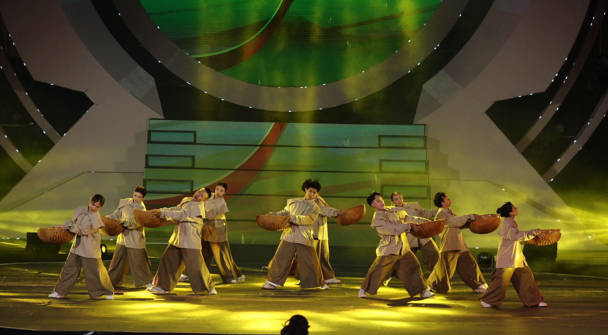 Nhom-Game-On-Crew-voi-trang-phuc-thi-mau-sac-rat-Viet-Nam-2048x1129
