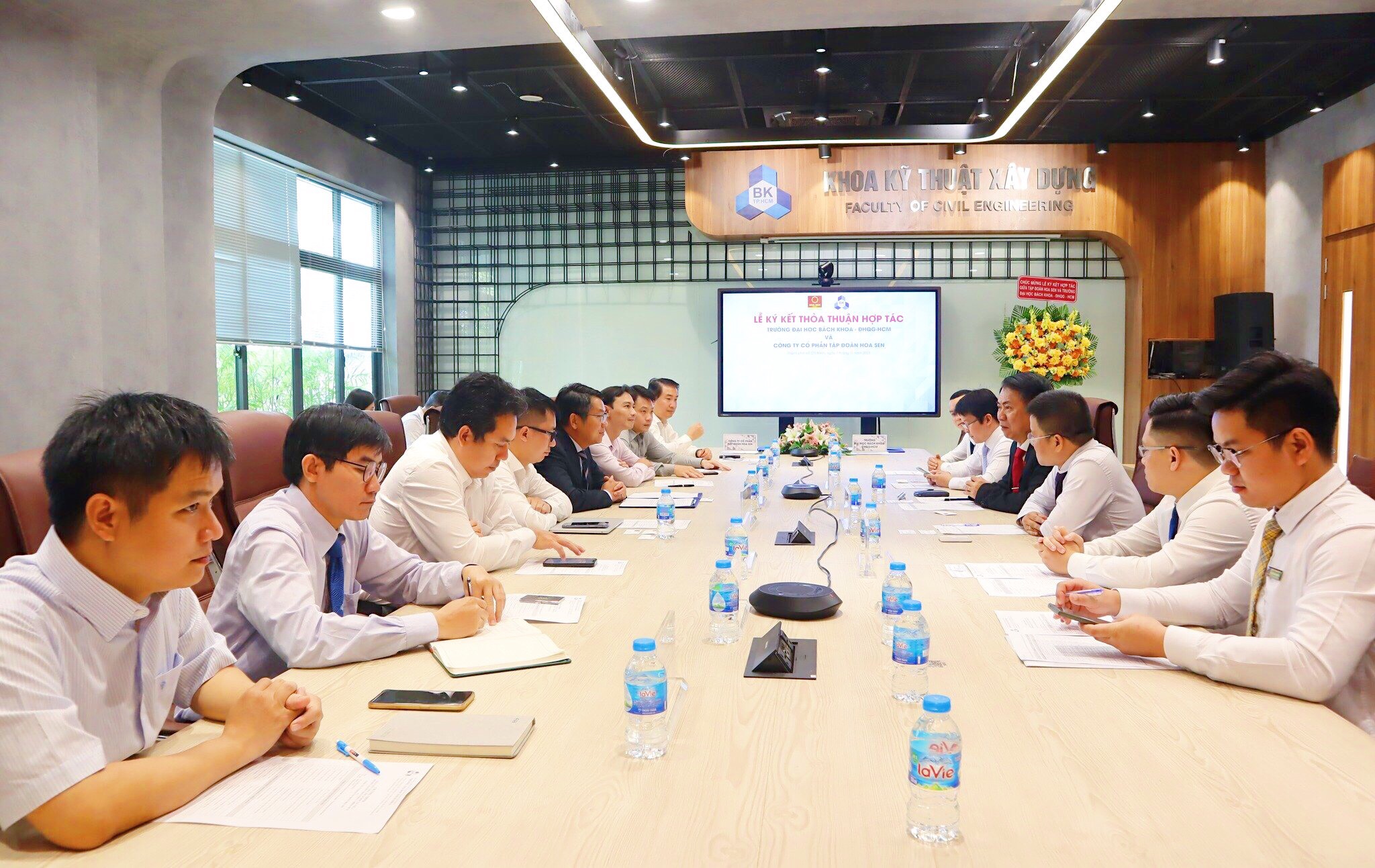 Tap-doan-Hoa-Sen-ky-ket-thoa-thuan-hop-tac-voi-Truong-Dai-hoc-Bach-Khoa-DHQG-HCM-3