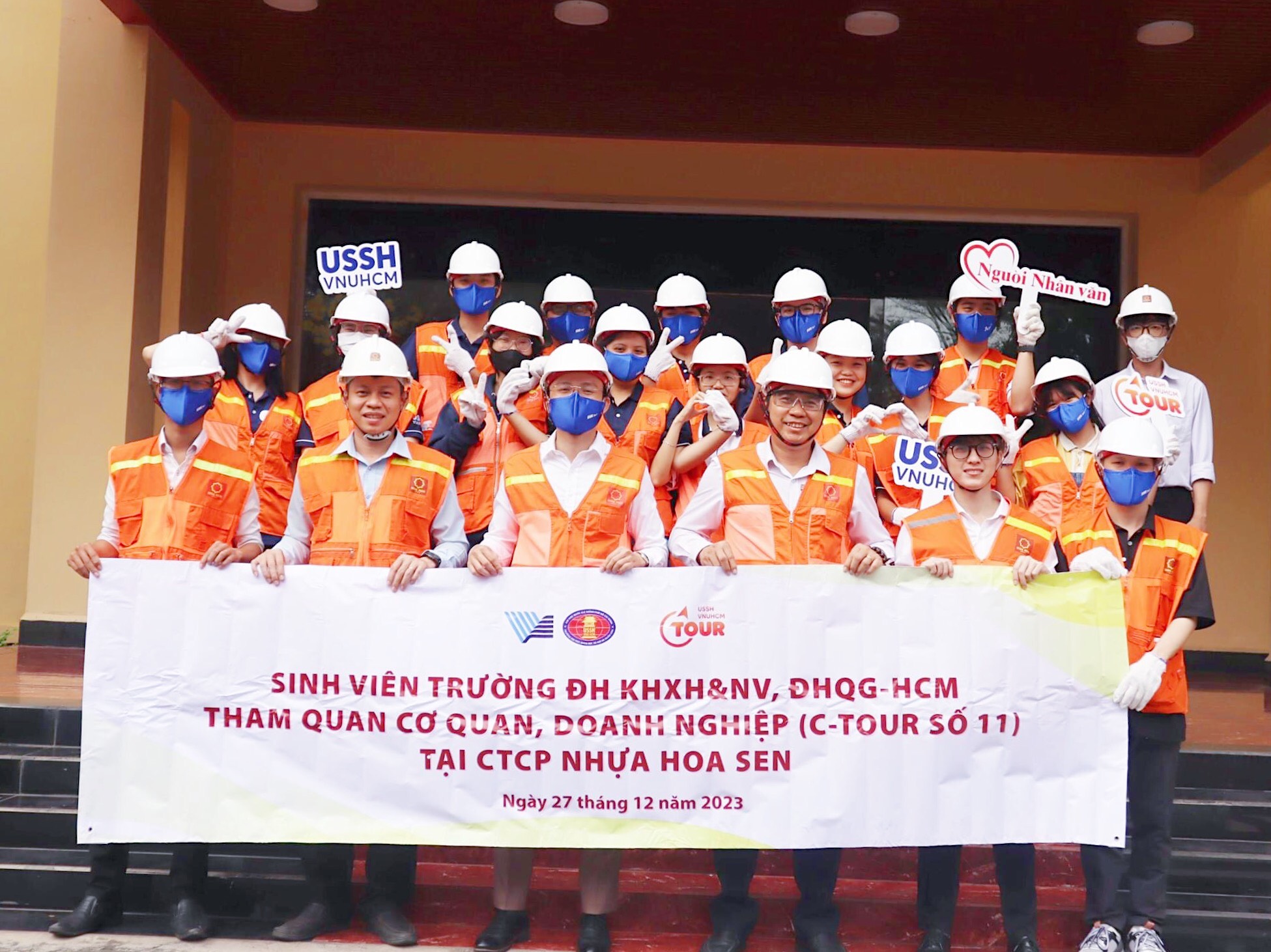Sinh-vien-Truong-Dai-hoc-Khoa-hoc-Xa-hoi-va-Nhan-van-DHQG-–-HCM-trai-nghiem-tham-quan-kien-tap-tai-CTCP-Nhua-Hoa-Sen-3