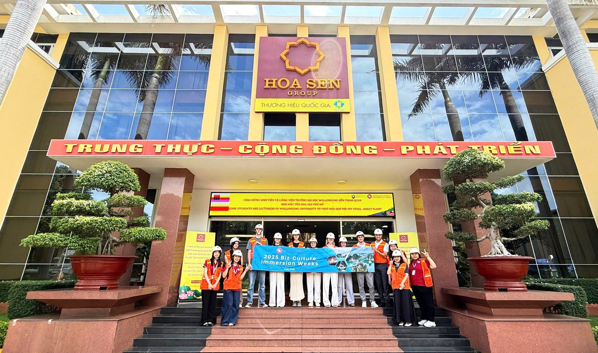 Sinh viên quốc tế Trường Đại học Wollongong (Úc) tham quan kiến tập tại Nhà máy Tôn Hoa Sen Phú Mỹ