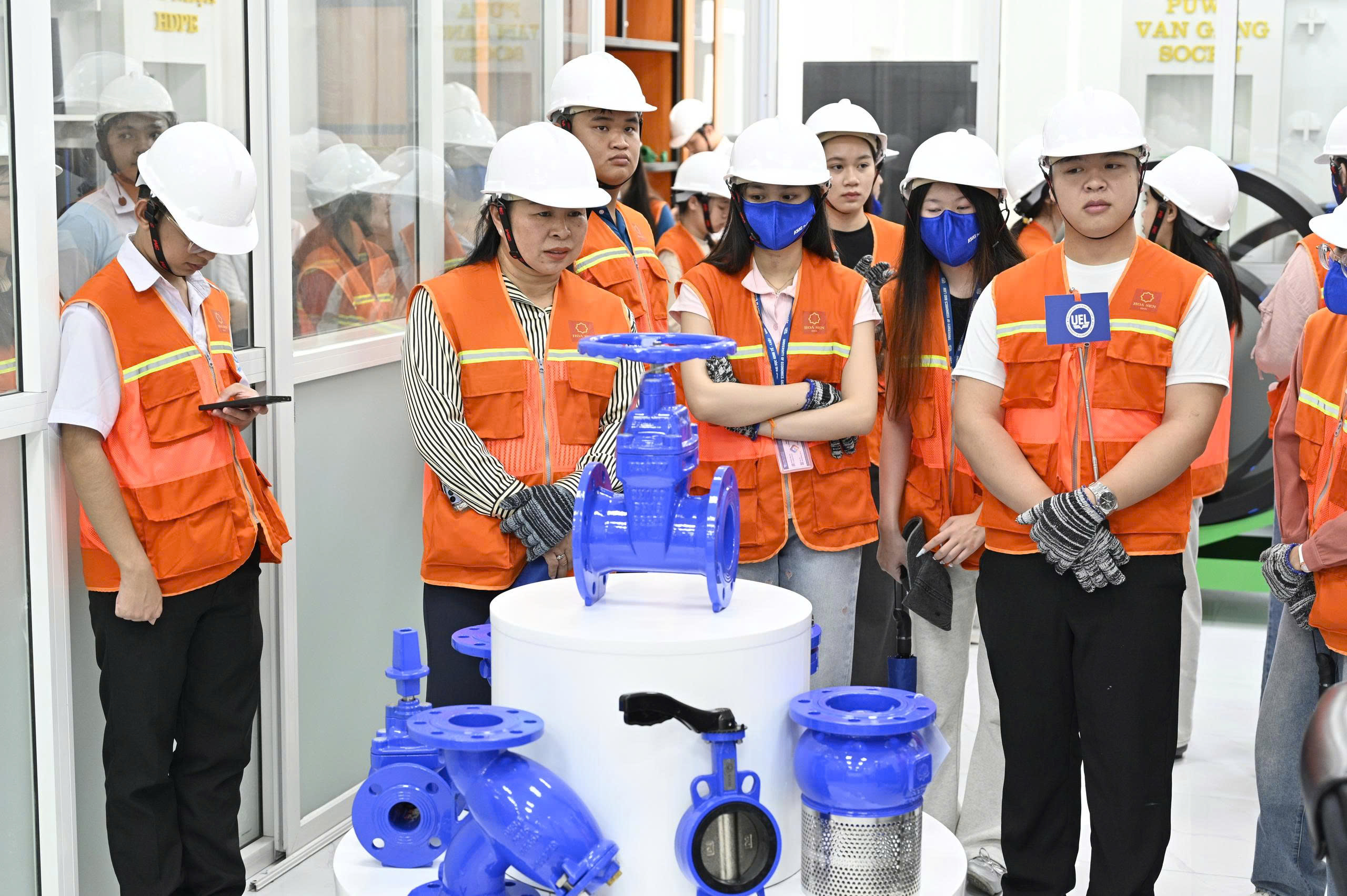 35278620370457635834