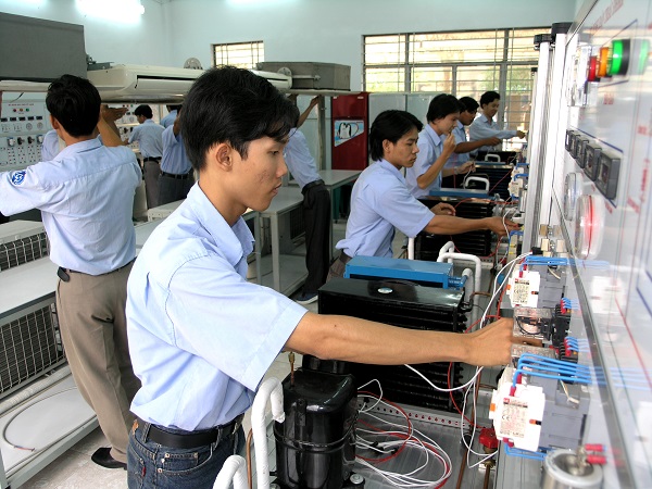 TỈ LỆ CÓ VIỆC LÀM CAO ĐỐI VỚI SINH VIÊN TỐT NGHIỆP TRƯỜNG NGHỀ