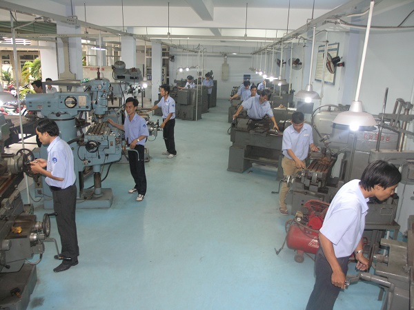 TRƯỜNG NGHỀ " CHÁY HÀNG"