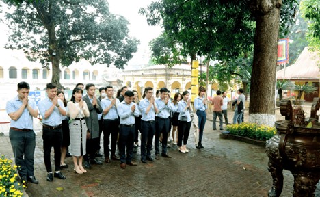 Đoàn thanh niên VBI Thăng Long dâng hương tại khu di tích Hoàng thành Thăng Long