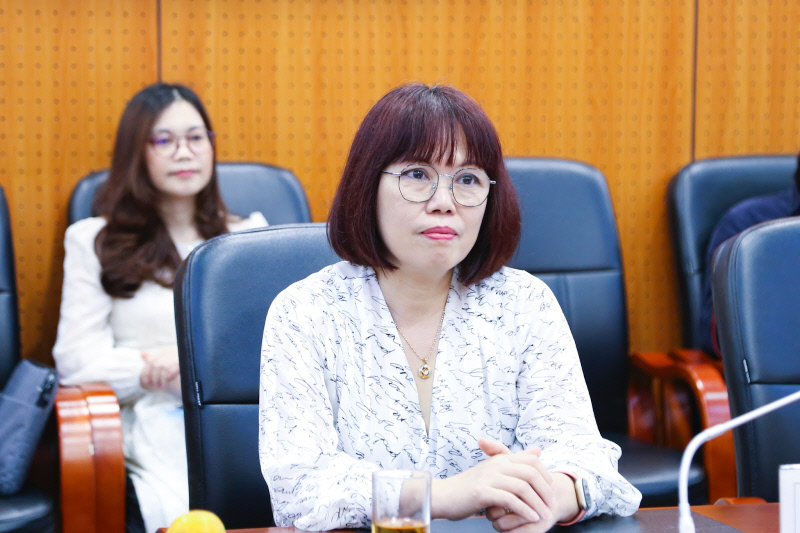 TS. Nguyễn Thị Ngọc Loan - Trưởng khoa Kinh tế lắng nghe chia sẻ hữu ích từ VBI