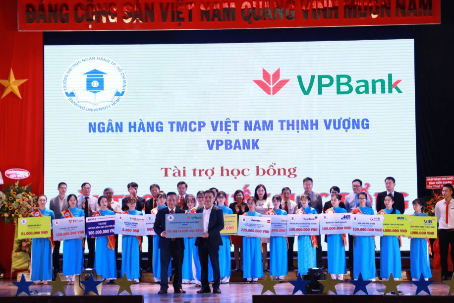 Slogan quảng cáo hơn 11000 tên CBNV VPBank lập kỷ lục Việt Nam