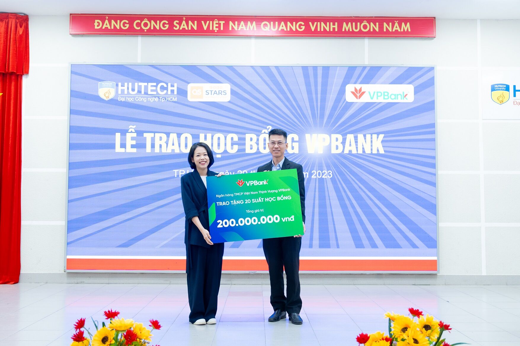 Đại diện VPBank trao học bổng